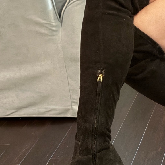 Valentino Garavani Black Over-the-Knee Suede Boots, size 39. - Picture 8 of 15